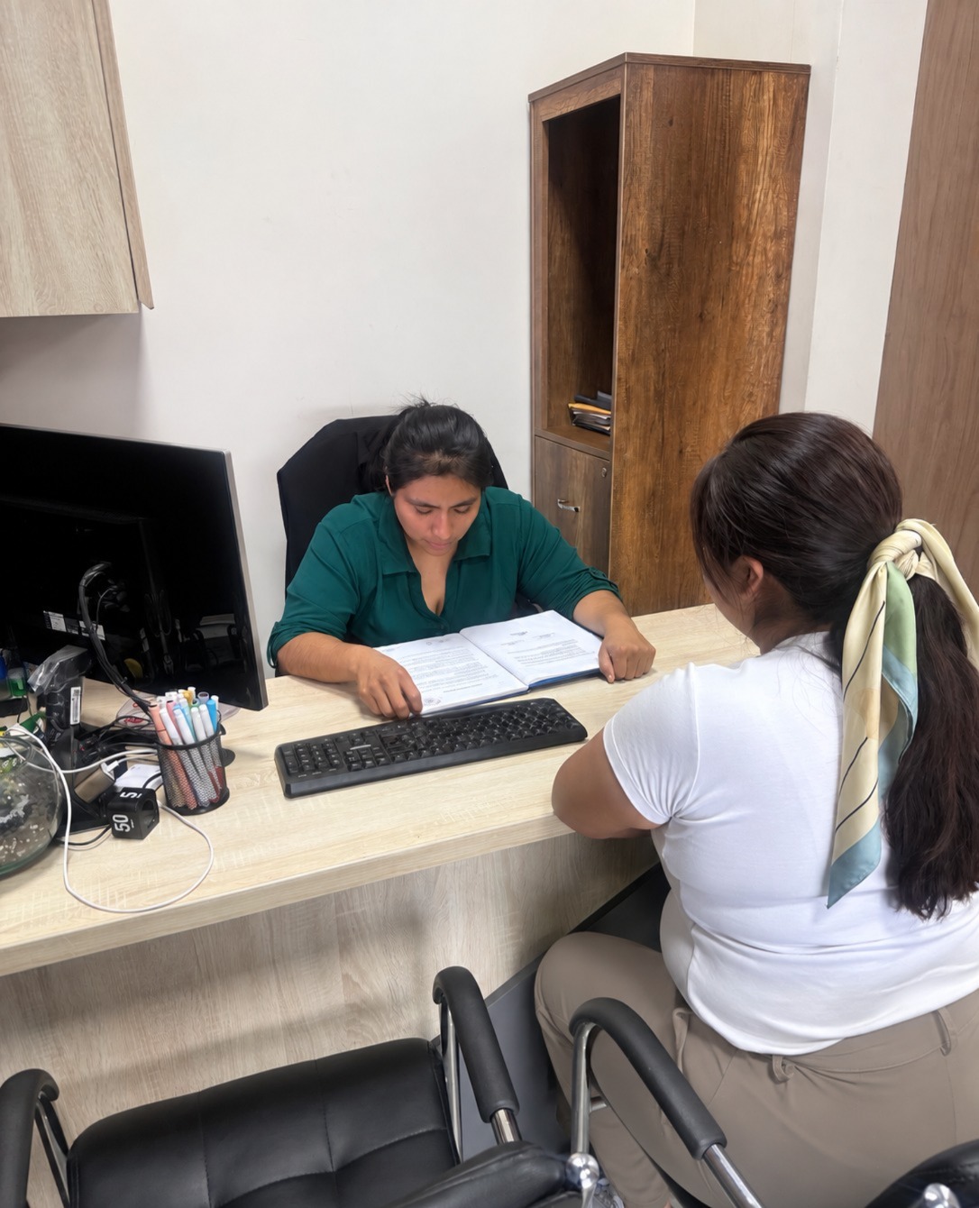 Flor Tuñoque brindando atención jurídica